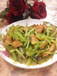口感饱满的芹菜炒瘦肉