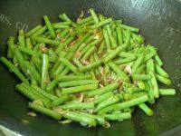 家常酱香虾米炒豇豆做法图解6)