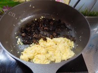 美味丰富的黑木耳鸡蛋炒粉丝的做法图解六