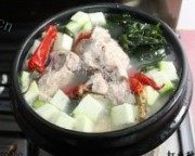 美味的乌发利肝之排骨海带汤