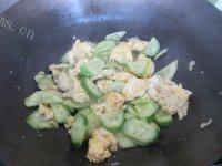 美味的瓜片炒鸡蛋做法图解10)