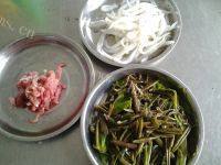 银鱼莼菜肉丝汤做法图解1)