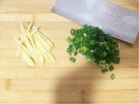 滋补的皮蛋瘦肉粥做法图解6)