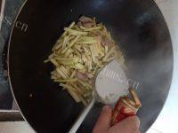 常吃不腻的芹菜炒肉做法图解6)
