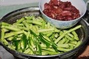 家常菜肉片炒豇豆做法图解1)