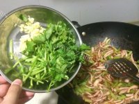 美味的芹菜鱿鱼丝做法图解7)