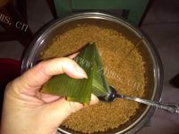 美味的花生鲜肉粽做法图解18)