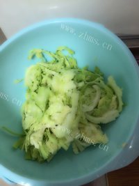 美味的牛肉烩卷心菜做法图解4)