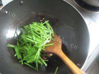 色泽不错的韭菜炒粉丝做法图解5)