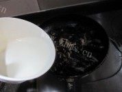 木耳炒肉丝做法图解6)