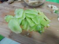 家常菜莴笋炒腐竹做法图解1)