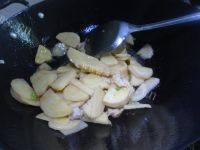 在家做肉炒土豆片做法图解5)