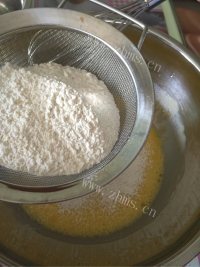 芳香四溢的戚风蛋糕做法图解4)