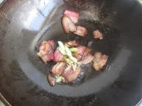 美味的腊味海带炖豆腐做法图解4)