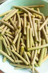 家常菜蒜苔炒肉做法图解3)