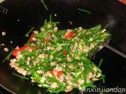 家常菜韭菜炒蚬肉做法图解4)