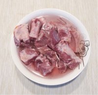 美味的莲藕玉米排骨汤做法图解1)
