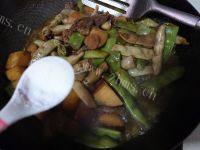 诱人的土豆炖豆角做法图解9)