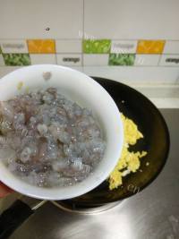 美味的虾仁鸡蛋酸菜饼做法图解3)