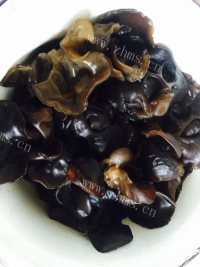 家常菜木耳拌洋葱做法图解1)