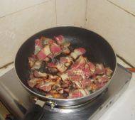 家常菜腊肉炒豆干做法图解7)