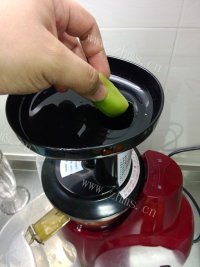 鲜榨混合果汁做法图解10)