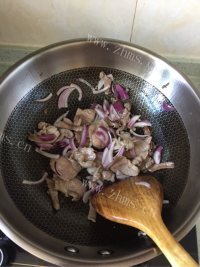 美味的孜然泡菜炒肉盖饭做法图解2)