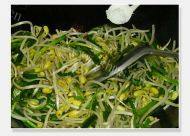 可口的韭菜炒豆芽做法图解4)