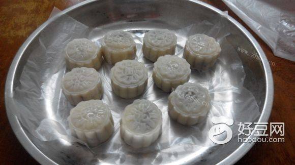 红豆馅冰皮月饼