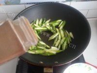 家常菜腊肠炒芦笋做法图解4)