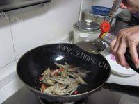 诱人的香辣鸡爪做法图解8)