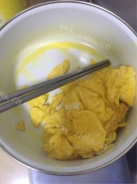 色泽鲜亮的香菇炒鸡蛋做法图解2)