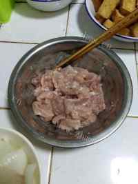 美味的酱烧豆干肉片做法图解6)