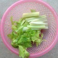 家常菜西芹炒鲜鱿做法图解1)