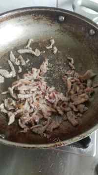 家常菜包菜炒肉丝做法图解5)