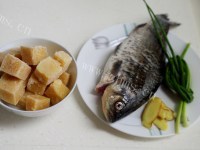 好吃的豆腐鲫鱼奶白汤做法图解1)