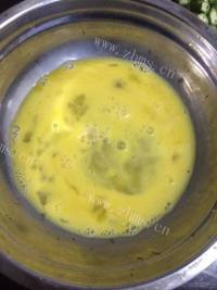 唇齿留香的秋葵煎蛋做法图解2)