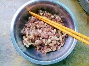 家常菜黑木耳炒肉片做法图解2)