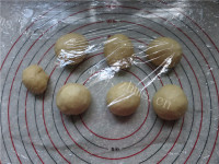 喷香的挤挤小猪面包做法图解9)