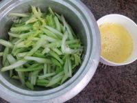 甘脆的芹菜炒鸡蛋做法图解1)