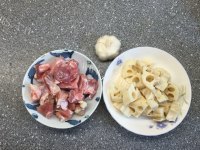 美味的莲藕排骨汤做法图解1)