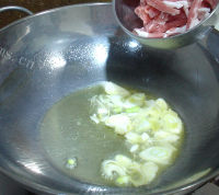 美味营养的肉丝炒油菜做法图解4)