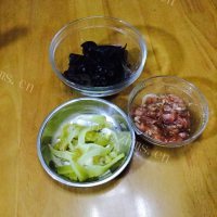 好吃的榨菜肉丝做法图解2)