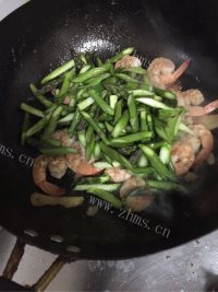 色泽不错的芦笋炒虾做法图解8)