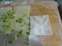 美味的葱花油饼做法图解6)