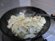 美味的白菜炒肉做法图解4)