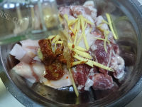 美味的土豆粉蒸肉做法图解4)