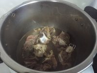 可口的炖牛排骨做法图解8)