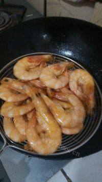 美味的茄汁焖大虾做法图解4)