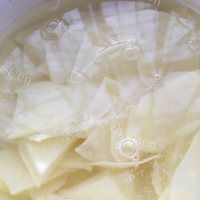 喷香的土豆片炒辣椒做法图解1)